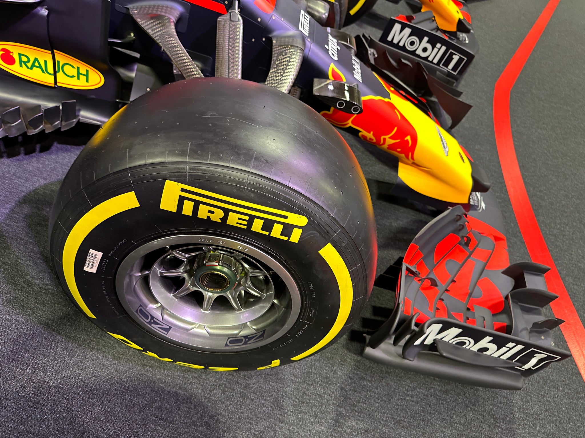 F1 Wheel Nut Red Bull Racing - Max Verstappen no.33 - FIA Formula